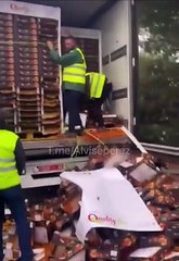 Des agriculteurs espagnols détruisent des marchandises marocaines.
