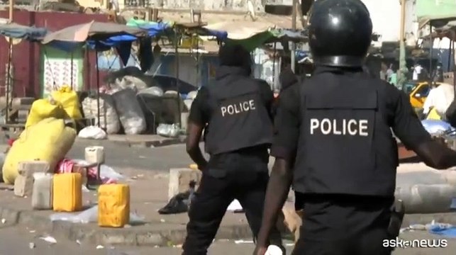 Crisi in Senegal, gas lacrimogeni polizia contro barricate a Dakar
