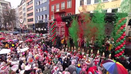 تصاویری از کارناوال سنتی شهر کلن؛ هزاران نفر به خوشگذرانی پرداختند