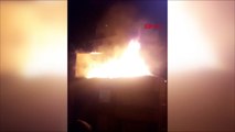 Pendik'te 3 katlı binanın çatısı alev alev yandı