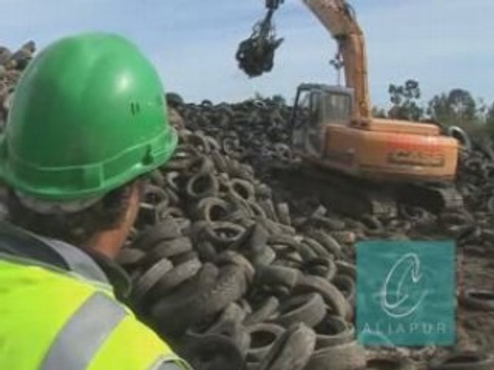 Nettoyage d'une décharge de pneus abandonnés