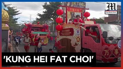 Crowd treated to gifts, 'angpaos' in 'solidarity parade' in Manila on Chinese New Year