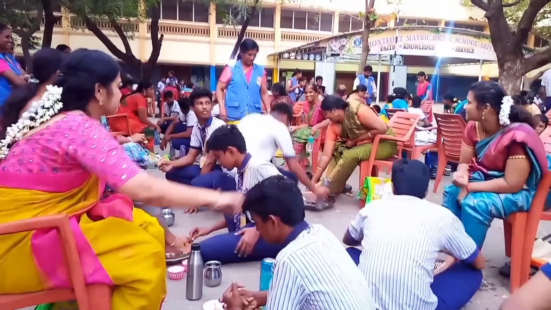 அரியலூரில் பெற்றோரின் கால்களை கழுவி ஆசி பெற்ற பொதுத்தேர்வு மாணவர்கள்; தனியார் பள்ளியில் நிகழ்ந்த நெகிழ்ச்சி