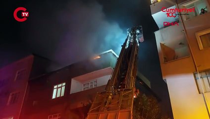 İstanbul'da çatı yangını... Yan binaya da sıçradı!