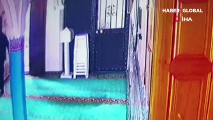 Camide ayakkabıları denedi, kendine olanı çaldı