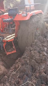 Stuck tractor in deep mud | how to bring out stuck tractor