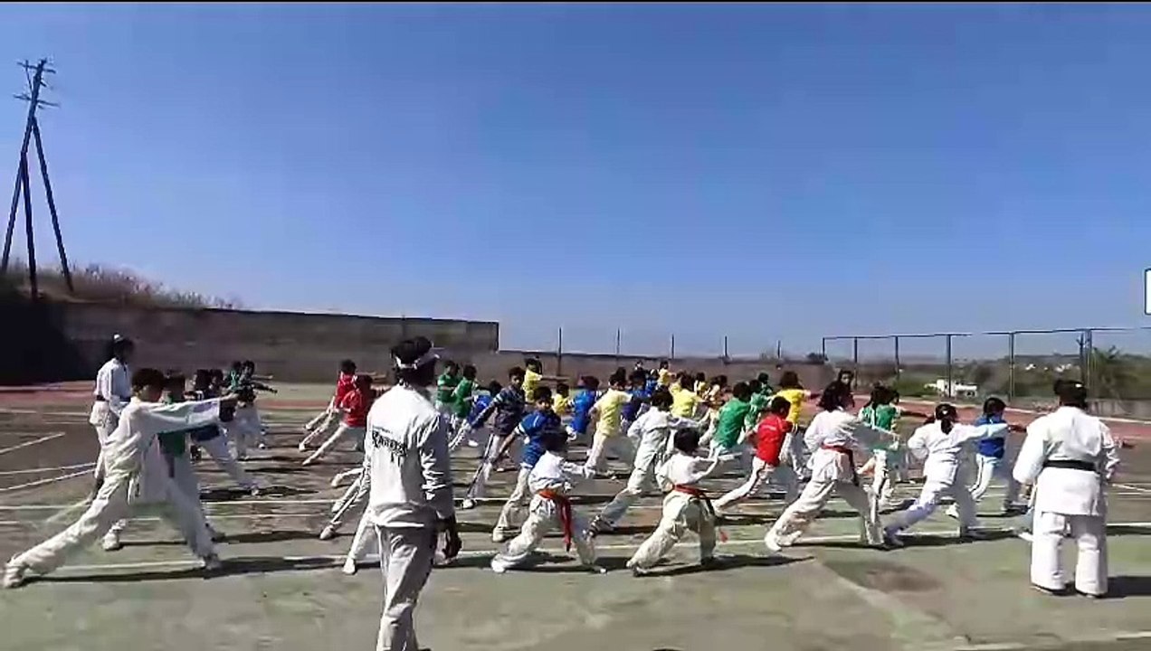 Video: नन्हें बच्चों के कराते प्रशिक्षण देखकर रह जाएंगे दंग