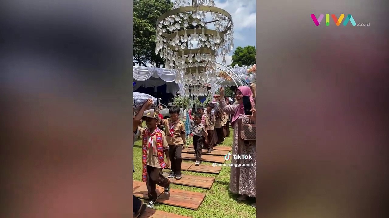 Murid SD Kompak ke Pernikahan Guru Bawa Perabot