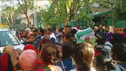 VIDEO : कैबिनेट मंत्री किरोड़ी लाल मीणा का घेराव, घर के बाहर डाला पड़ाव - ये है बड़ी वजह