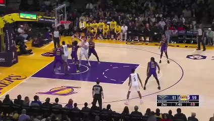 Zion muscles his way to one-handed slam