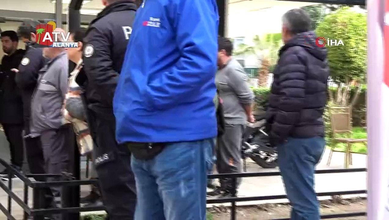 Kendisine ait kuaför dükkânının önündeki sandalyede ölü bulundu