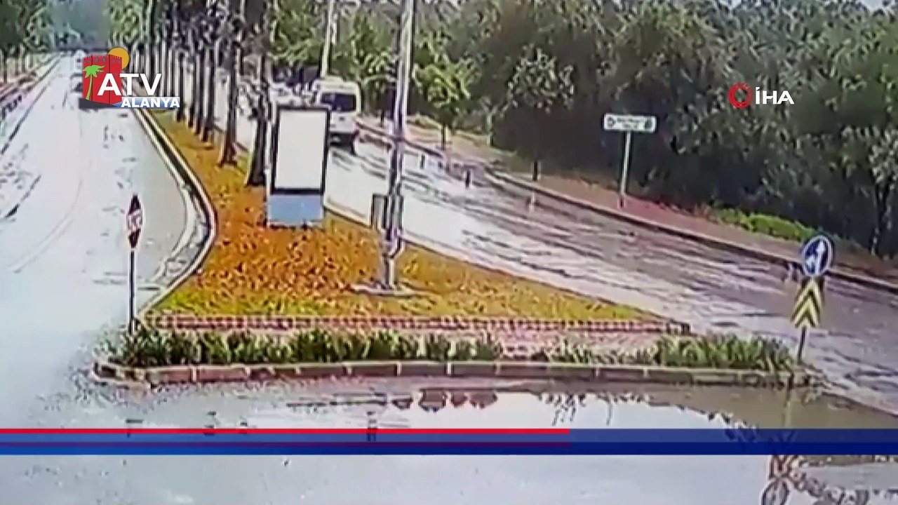 Yolda kayan kamyonet refüjdeki palmiyeye çarptı: 2 yaralı
