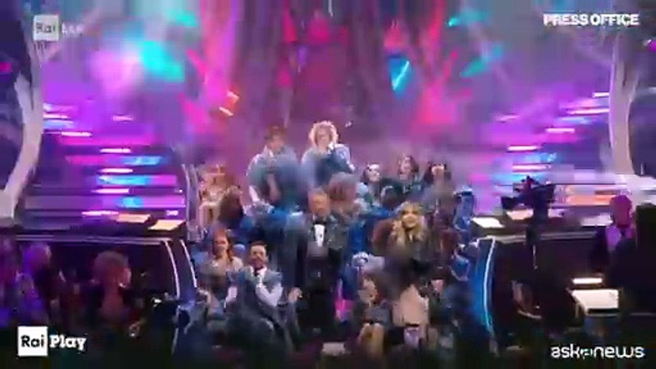 Sanremo, balli, canti, emozioni e polemiche nella serata delle cover