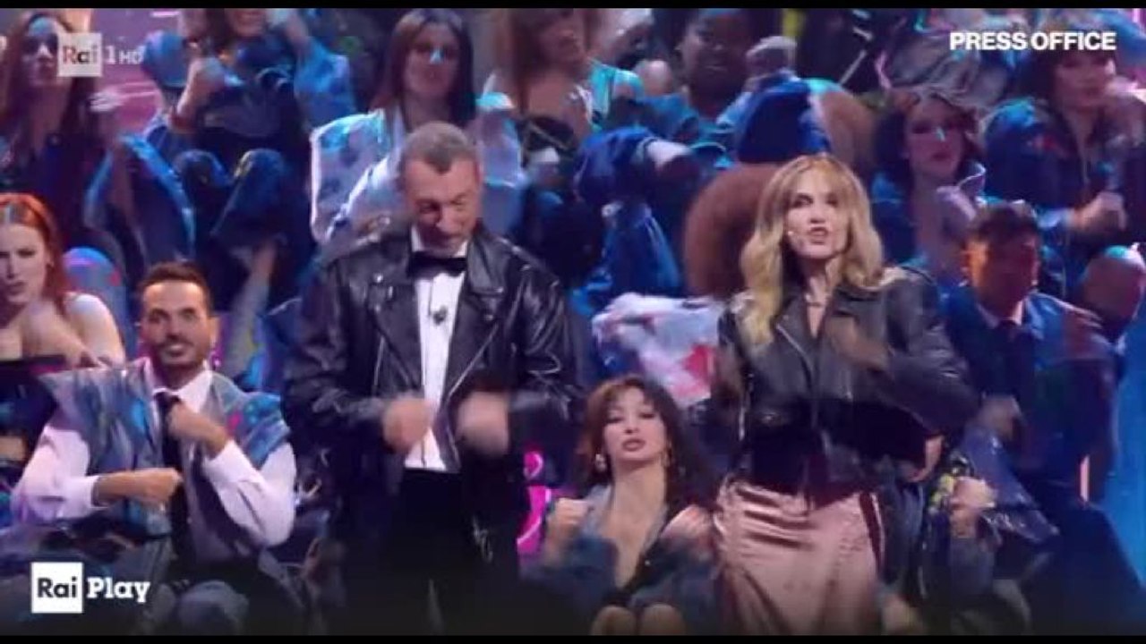 Sanremo, balli, canti, emozioni e polemiche nella serata delle cover