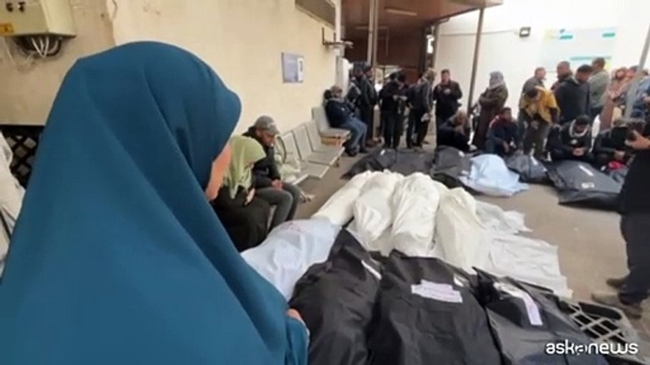 Gaza, i palestinesi piangono i cari uccisi nei raid a Rafah