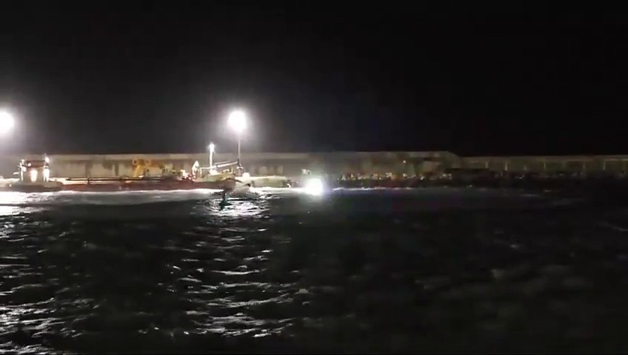 Mueren dos guardias civiles tras embestir una narcolancha contra su patrullera en el puerto de Barbate