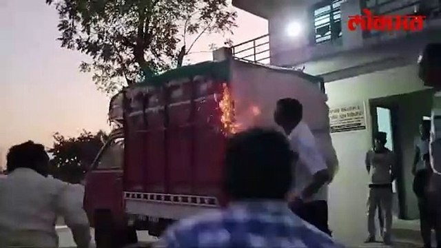 मुलासमोर शेतकरी रडू लागला, रागात कापूस पेटवला