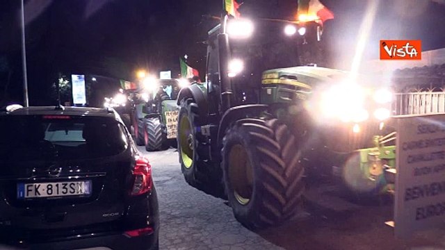 Protesta degli agricoltori a Roma, i cartelli sui trattori: Il cibo non nasce in laboratorio