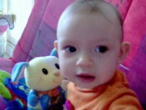 eryne fait des grimaces