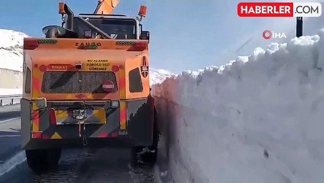 Yüksekova-Esendere karayolunda karla mücadele