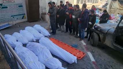 والدة الطفلة هند تتفقد جثمان ابنتها في المستشفى