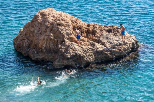 Sıcaklık arttı Konyaaltı Sahili dolup taştı