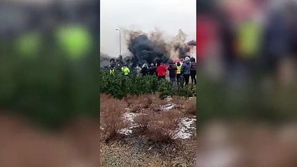 Polonyalı çiftçiler, Ukrayna sınırını kapatarak AB ticaret politikalarını protesto ediyor