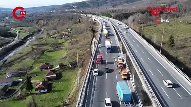 Tırdan ayrılan dorse Anadolu Otoyolu'nun Düzce kesiminde ulaşımı aksattı