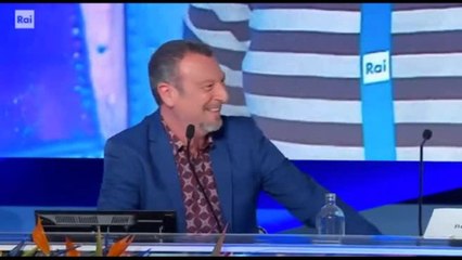 Sanremo, Amadeus canta e stecca "La mia banda suona il rock"