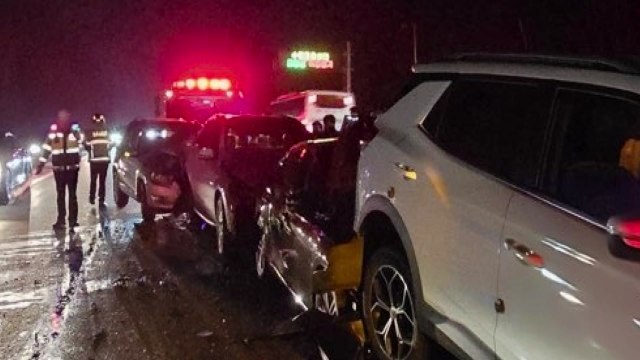 통영대전고속도로에서 차량 6대 추돌...11명 다쳐 / YTN