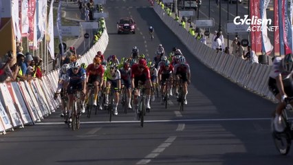 Download Video: Tour d'Oman 2024 - Caleb Ewan remporte la 1ère étape à Oman... Bryan Coquard est encore 2e !