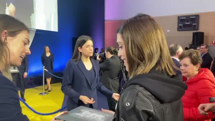 La hija de Fernando Sanz recibe la medalla de plata del Real Madrid