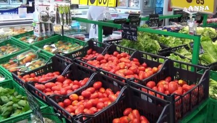 Carovita, italiani comprano meno ma spendono di piu'