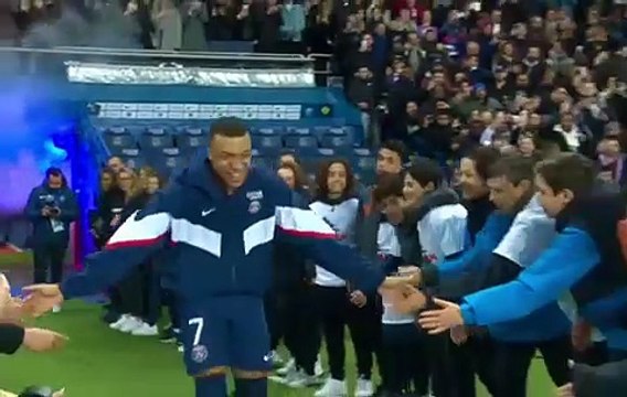 #Souvenir L’incroyable fête du Parc des Princes pour le 201e but de #Mbappé au #PSG en mars 2023 #dedicace aux #oublies : les #techniciens #son #video #pirotechnique #lumieres #decoration … bref, les #métiers de l’ombre au service de la #star