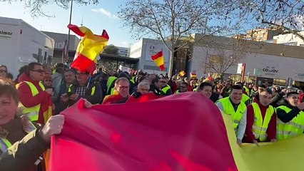 Veganzones luce su bandera gigante en las protestas del campo ante los Goya