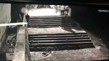 Homem que fazia xixi em rio é derrubado por outro em escada; veja vídeo