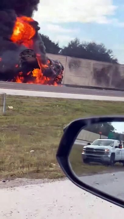  Un avion privé s'est écrasé sur la I-75 à Naples, en Floride. Les autorités n'ont pas encore précisé combien de personnes se trouvaient à bord.
