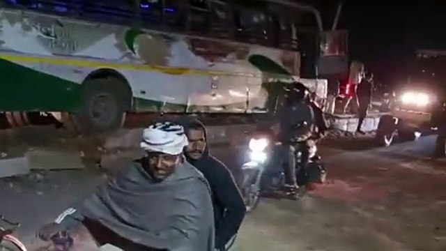 स्टेयरिंग फेल होने से रोडवेज बस डिवाइडर से टकराई