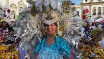 Carnaval de Salvador: Mais de 80 idosas desfilam com roupas feitas de saco de café no Circuito Batatinha