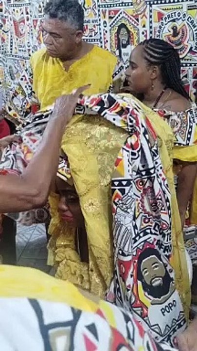 Rainha do Ilê se arrumando