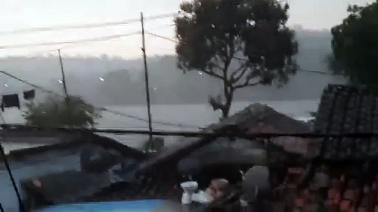 जबलपुर में गिरे ओले, तेज बारिश से बढ़ी ठंड - दे...