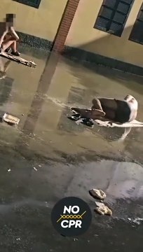 Migranti nudi?sotto la pioggia?nel Centro di permanenza per i rimpatri di via Corelli a Milano