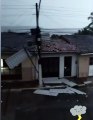Ventania danifica telhado de casa em Maceió