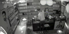 शटर तोड़कर दुकान से 40 लाख के मोबाइल चुरा ले गए नकाबपोश