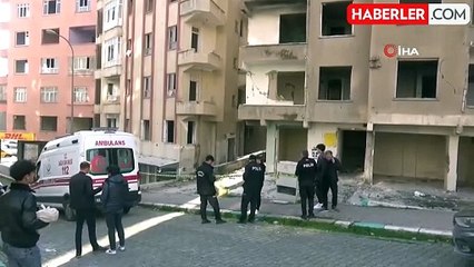 Ağır hasarlı binada genç bir kız ölü olarak bulundu