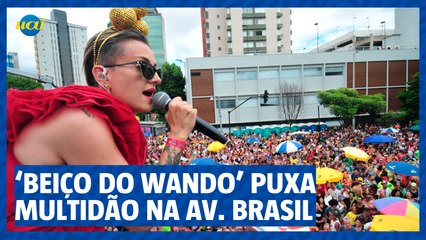 Bloco 'Beiço do Wando' leva multidão para a avenida Brasil