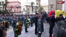 Vean el emotivo momento en el que suena el Himno Nacional en el funeral de uno de los guardias civiles asesinados