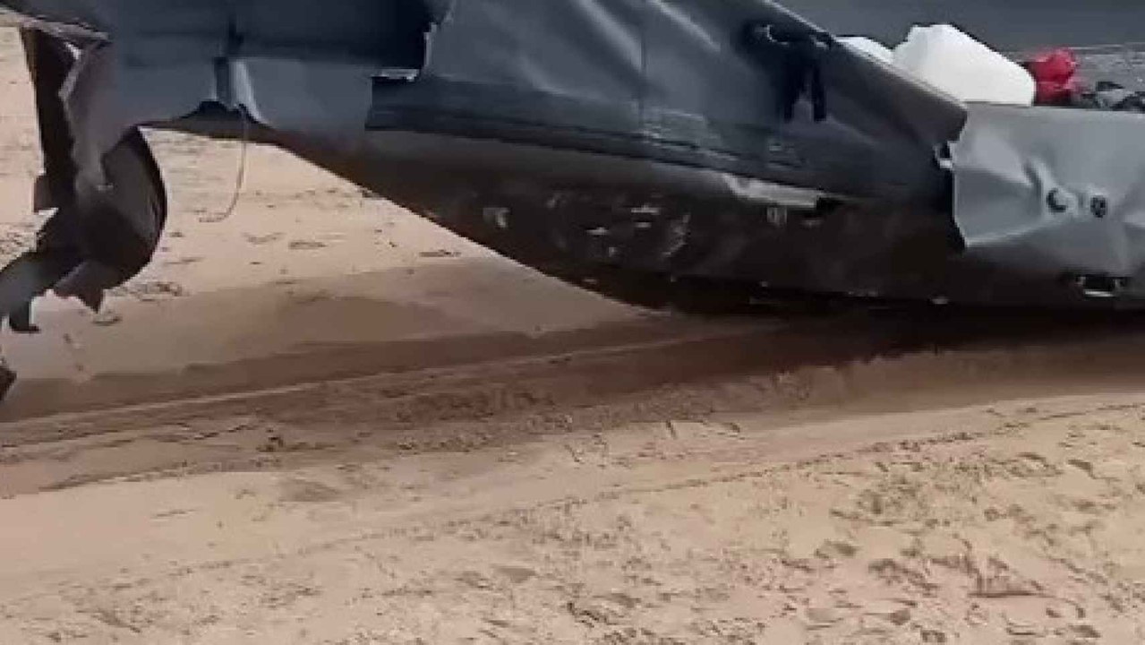 La narcolancha hallada este domingo en una playa de Cádiz.