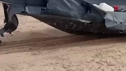 La narcolancha hallada este domingo en una playa de Cádiz.