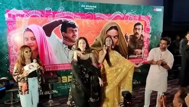 'लापता लेडीज' की हीरोइनों ने फैंस के साथ किया जबरदस्त डांस मूव्स, देखें वायरल वीडियो